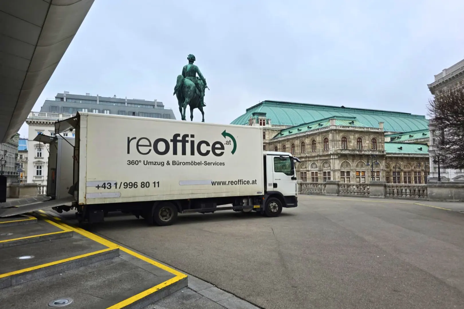 reoffice LKW vor der historischen Kulisse der Wiener Staatsoper und Albertina.