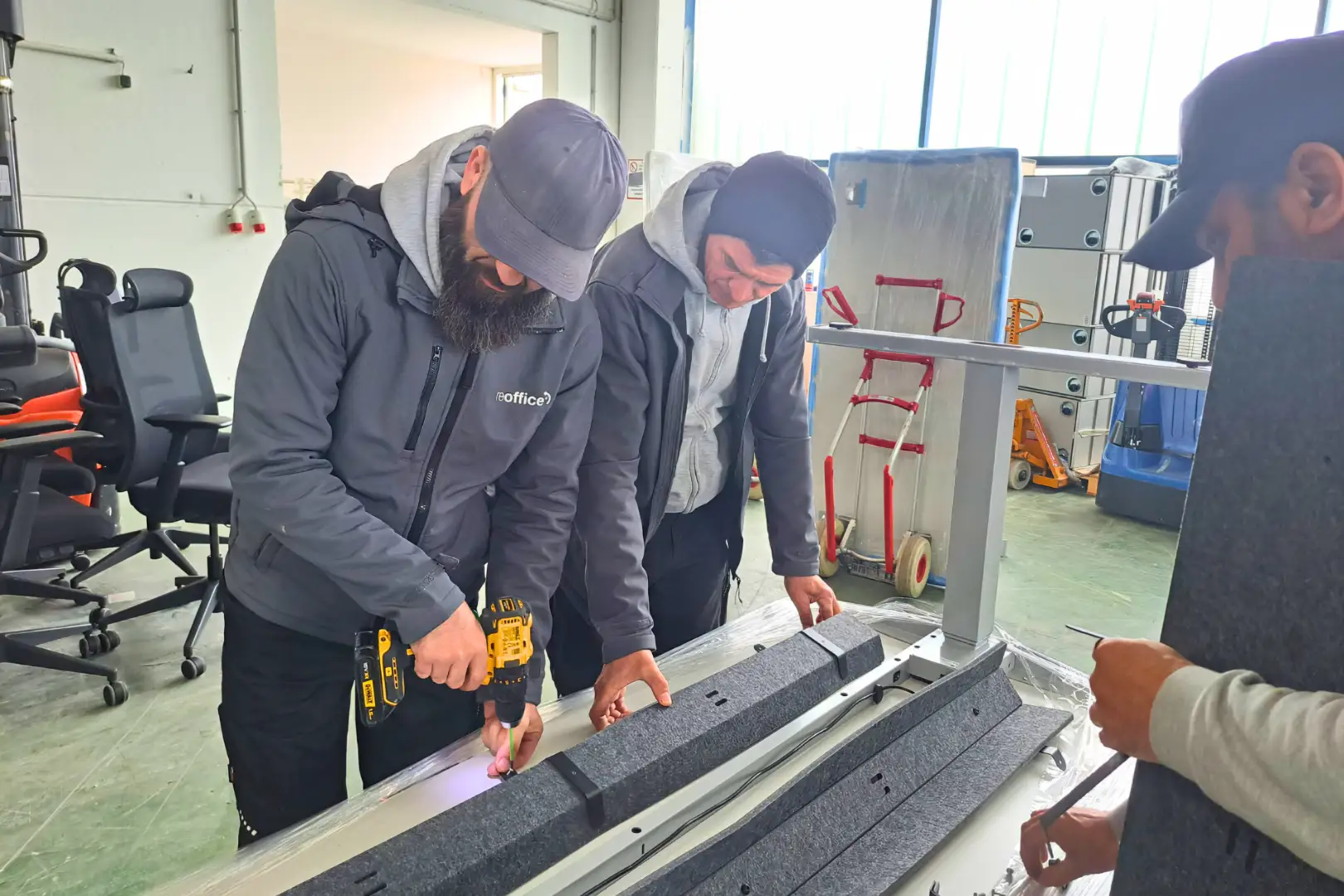 Mitarbeiter von reoffice bei der Demontage eines Bürotisches.