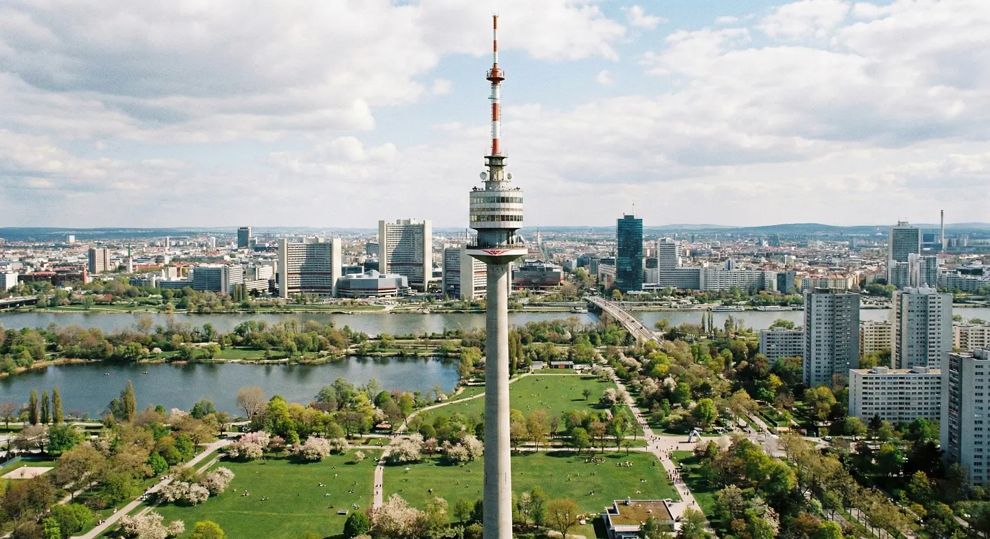 Blick auf den Wiener Donauturm und Donaupark bei Tageslicht