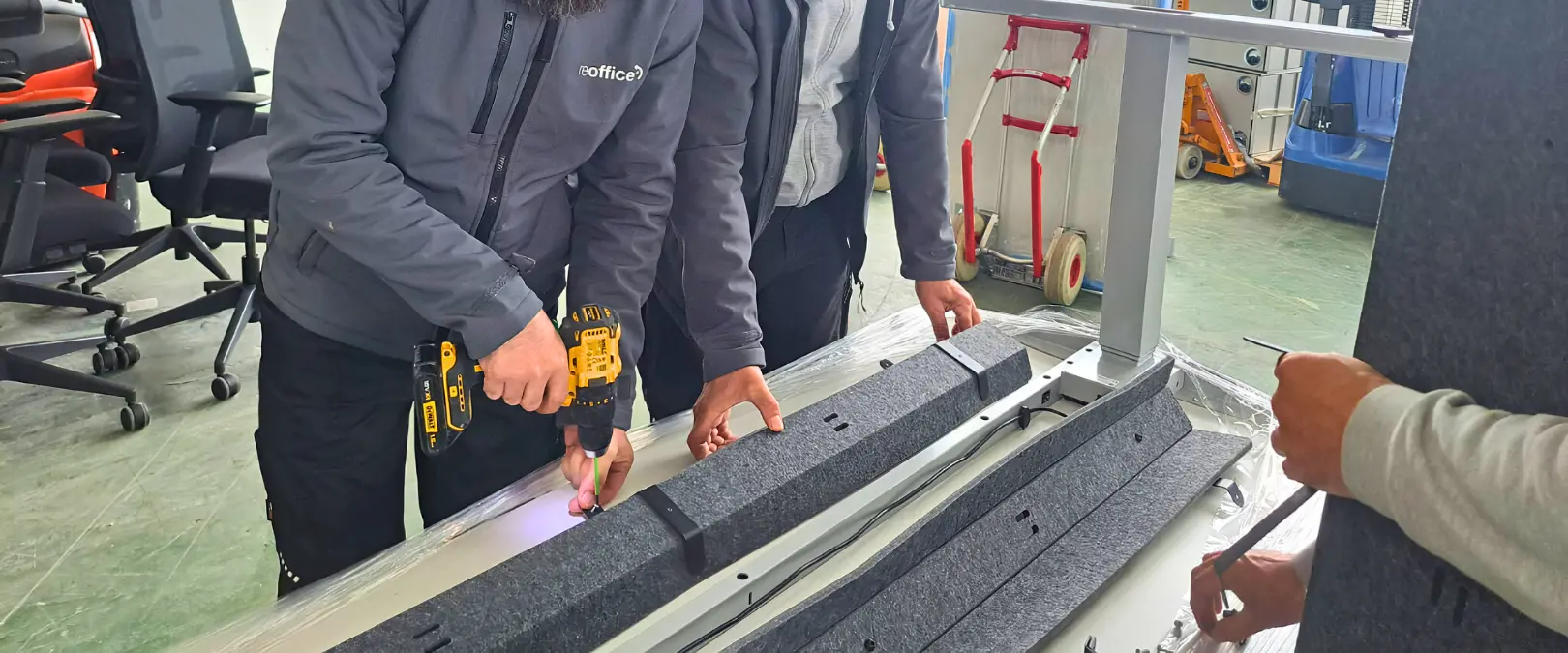 Das reoffice-Team bei der Montage eines modernen Schreibtisches.