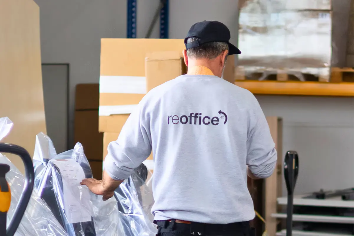 Ein reoffice Mitarbeiter im Lager bei der Vorbereitung von Umzugsgut.
